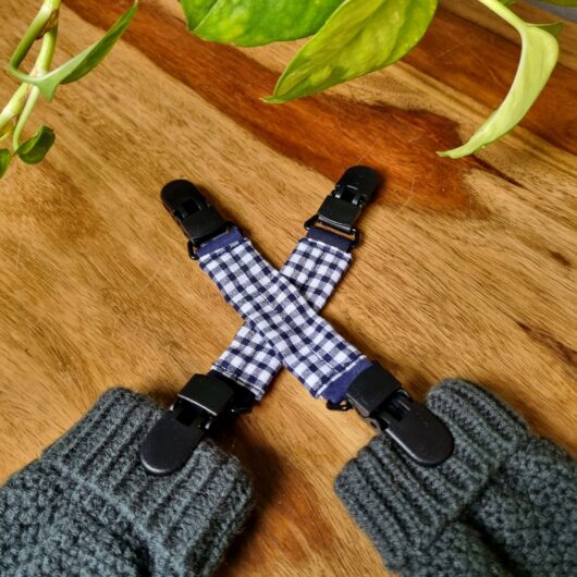 attache gants carreaux