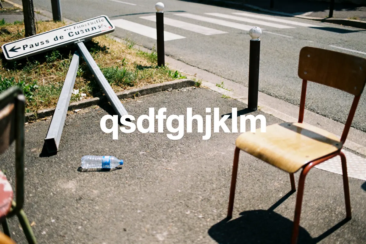 Chaise, panneau de signalisation endommagé, bouteille plastique, passage piéton. Texte "qsdfghjklm" superposé. En extérieur.