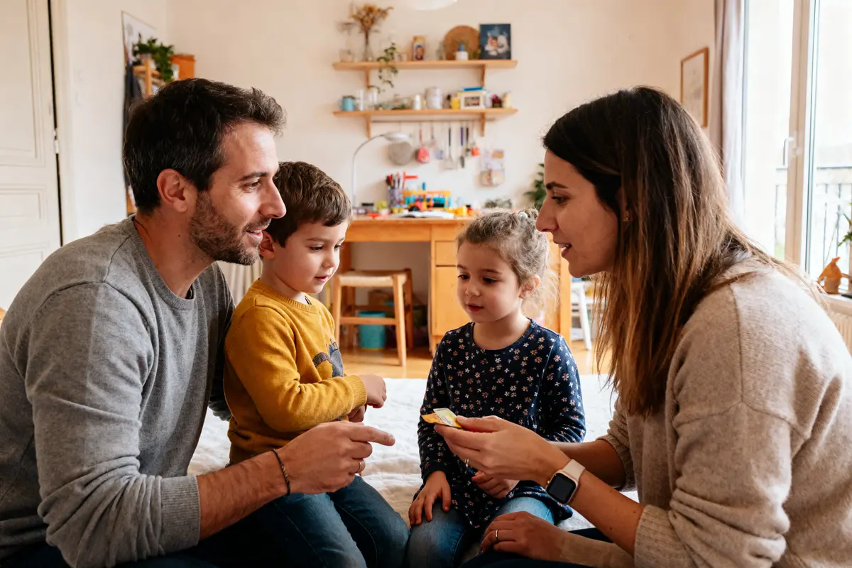 Famille discutant ensemble dans le salon, moment parental sur blog petitpasparental