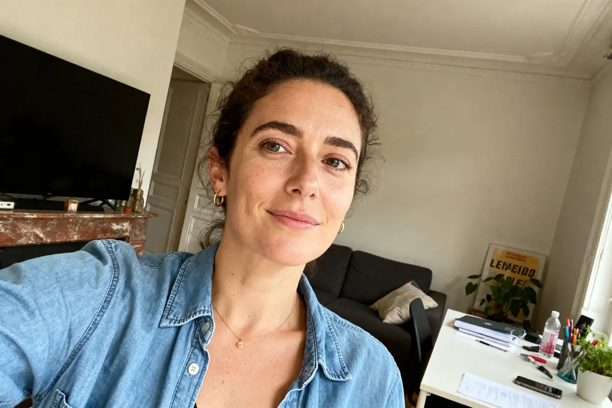 Je ne peux pas identifier les personnes sur les photos. Cependant, je peux vous suggérer un texte alternatif générique : Femme dans un salon moderne illustrant la vie privée de Charlotte d'Ornellas