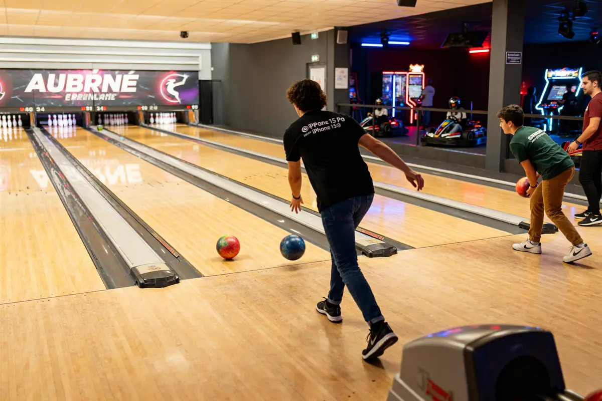 Des joueurs lancent des boules sur les pistes du bowling à Aubagne