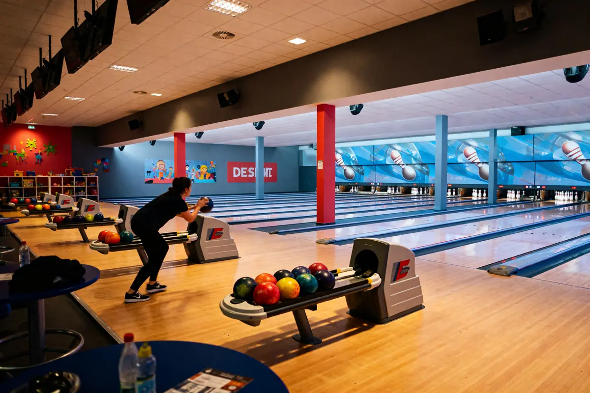 Joueur lançant une boule dans un centre de bowling à Bègles