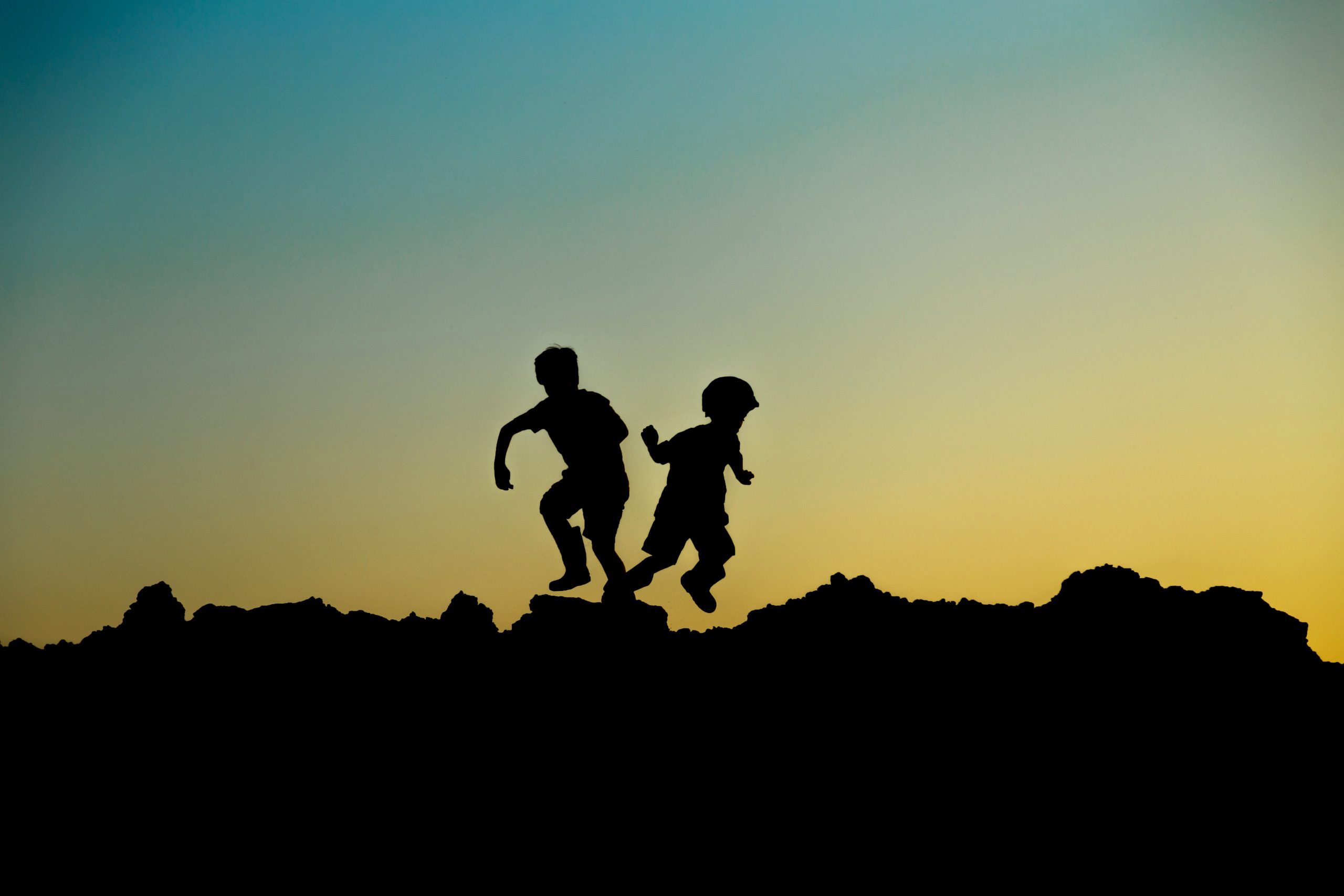 Comment garantir une exposition solaire sans risque pour mes enfants lors des activités extérieures ?