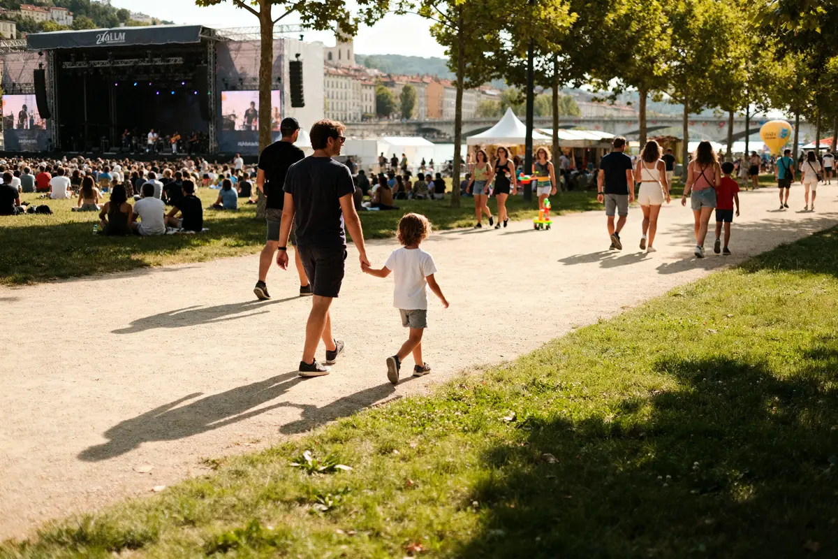 Personnes se promenant lors d'un concert en plein air à Lyon aujourd'hui