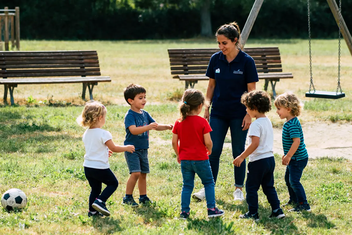 Travailler avec des enfants : métiers qui recrutent et formations