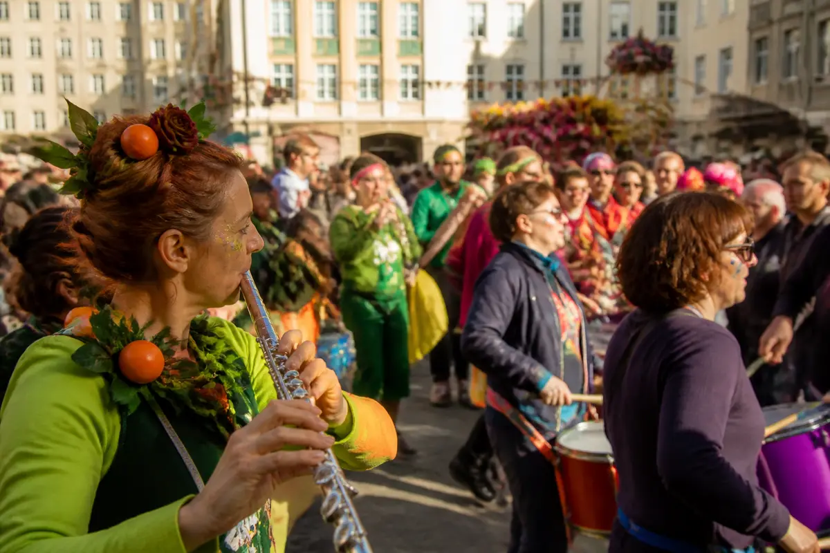 Musiciens costumés jouent de la flûte et tambour lors du carnaval de Lyon
