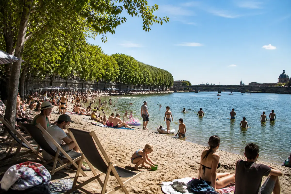 Des gens profitent du soleil sur une plage à proximité de Toulouse le long d'une rivière