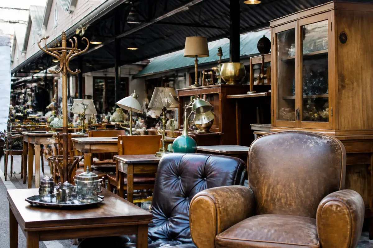 Stand de meubles anciens et objets vintage aux Puces d'Aligre à Paris