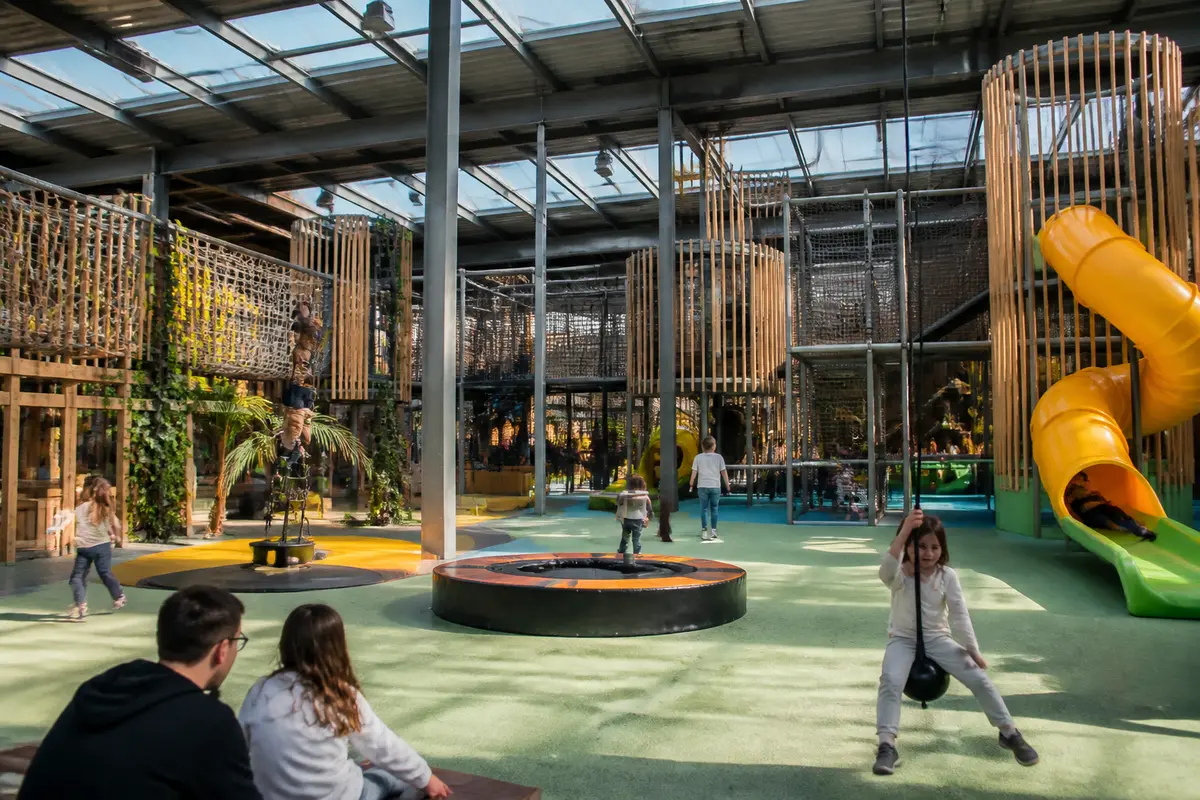 Enfants jouant dans un parc indoor à Strasbourg avec tubes tubi tuba amusants